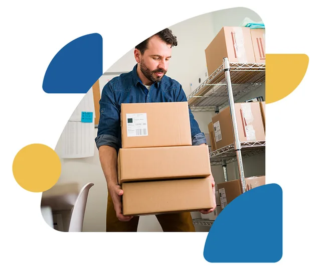 Pedidos de clientes sendo separados para entrega